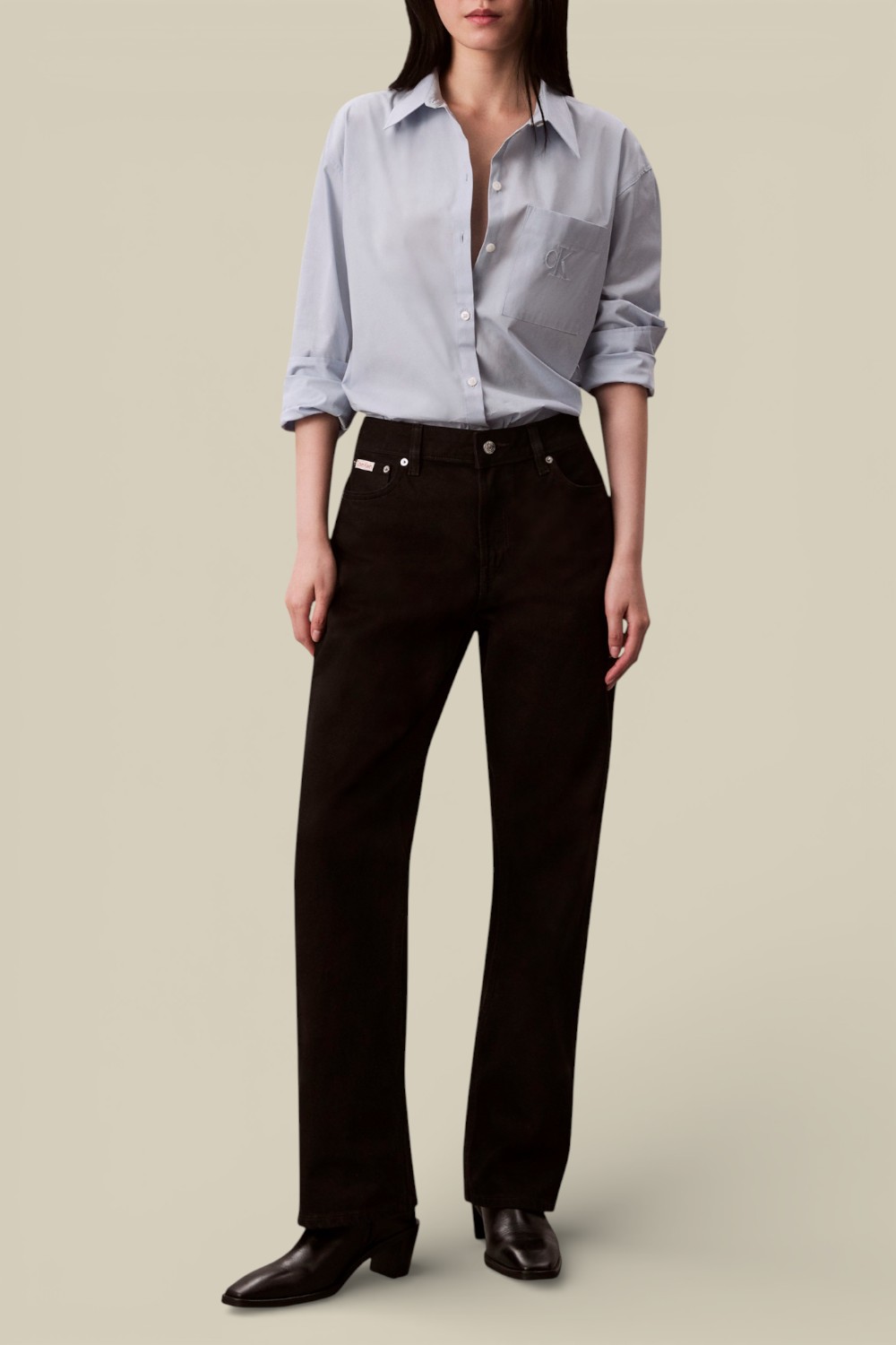 תמונת כל הלוק של חולצה מכופתרת